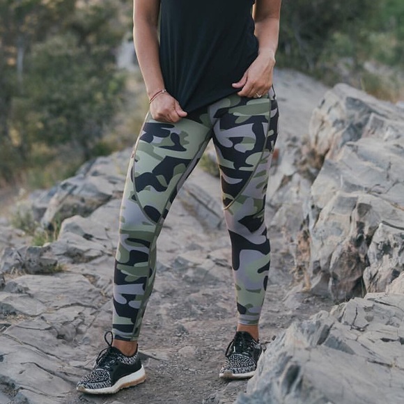 Zyia Green Camo Pocket Light n Tight Hi-rise Capri 24” - Picture 1 of 3